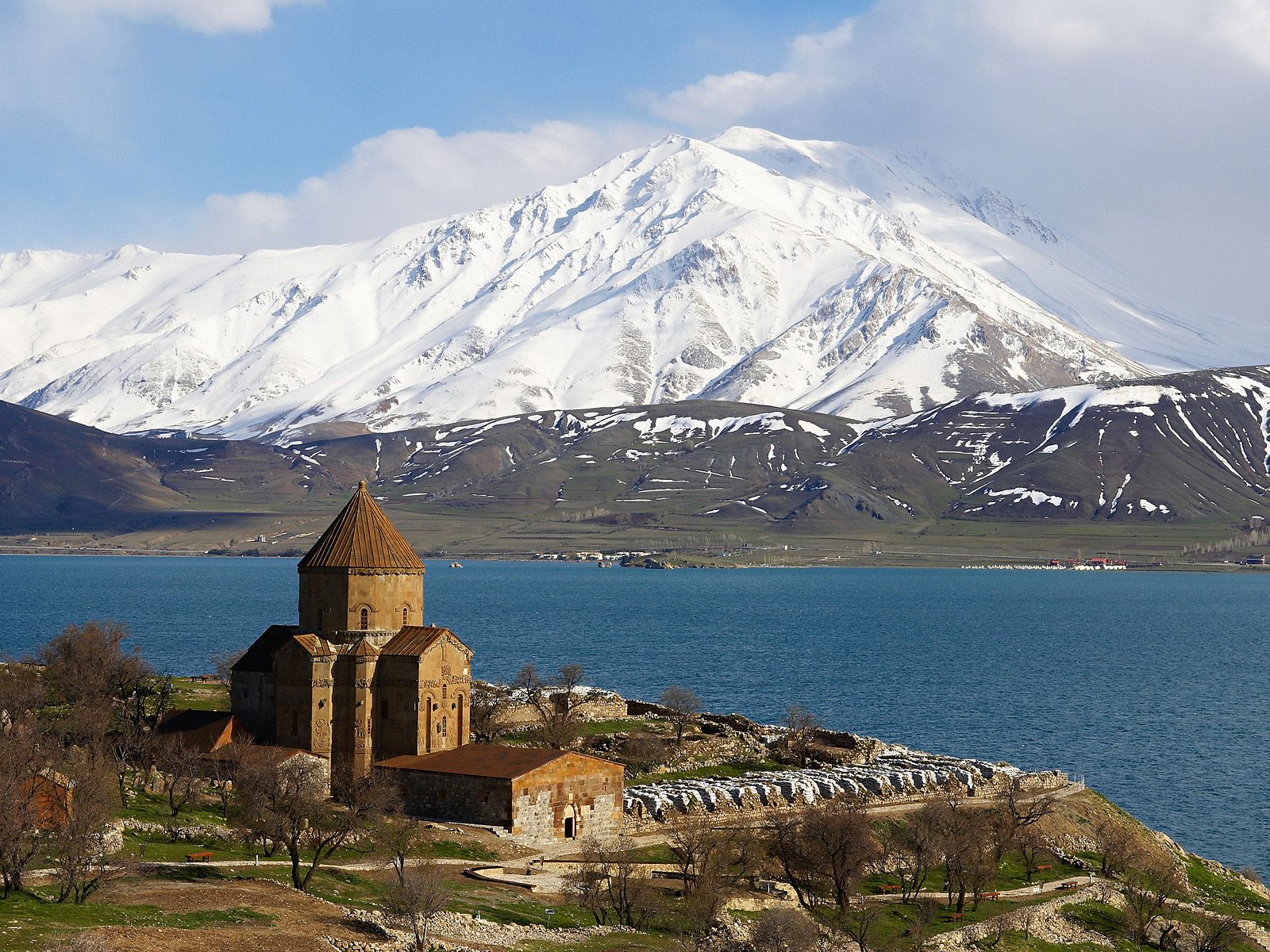 ϰ_纻 -Armenian_Church_and_Lake_Van_East_Anatolia_Province_Turkey.jpg